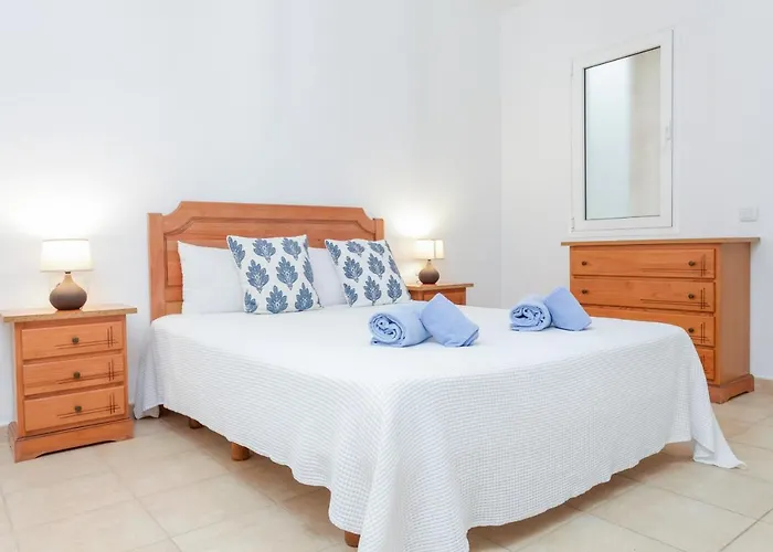 Marina I Beachfront By Holidays וילה