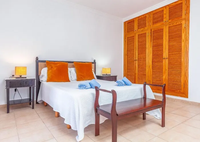 Marina I Beachfront By Holidays וילה קורלחו