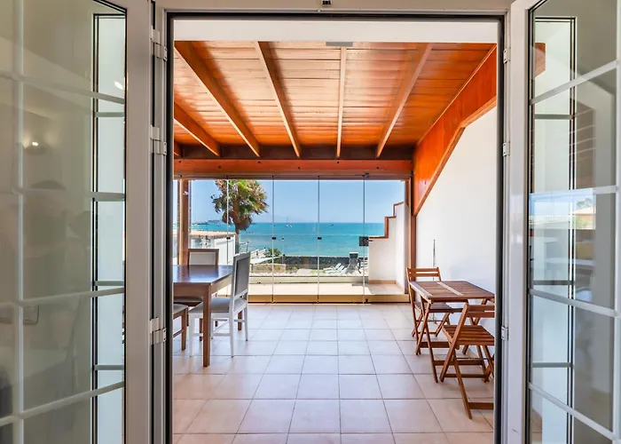 Marina I Beachfront By Holidays * קורלחו