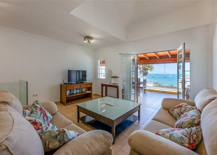 Marina I Beachfront By Holidays וילה *