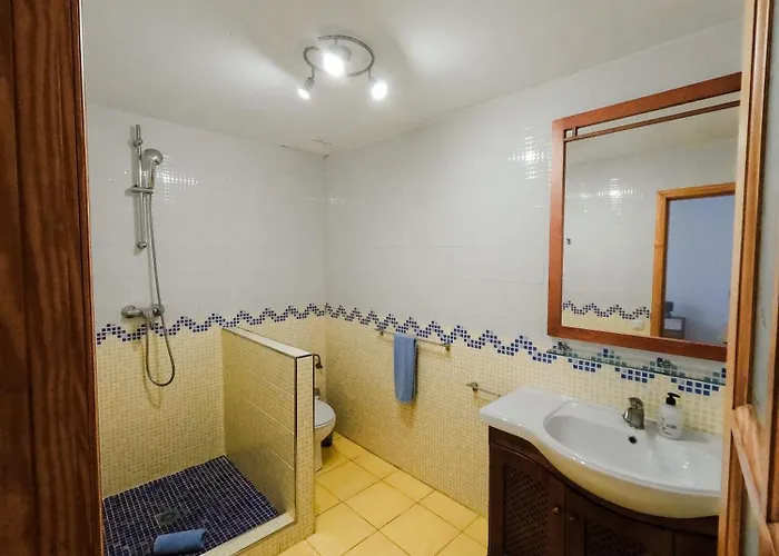 Marina I Beachfront By Holidays קורלחו